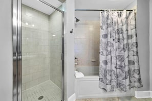 Douche, baignoire à jets, sèche-cheveux, serviettes fournies
