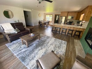 Smart TV, fireplace, books - River House to Relax, Rejuvenate, and connect with the quietness of nature. (Saint Ignatius)