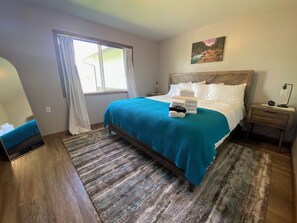 4 bedrooms, desk, iron/ironing board, travel crib - River House to Relax, Rejuvenate, and connect with the quietness of nature. (Saint Ignatius)