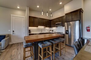 Fridge, microwave, oven, stovetop - Sage Creek at Red Sunset (Moab)