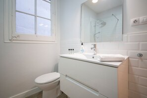 Milieuvriendelijke toiletartikelen, een haardroger, handdoeken, zeep