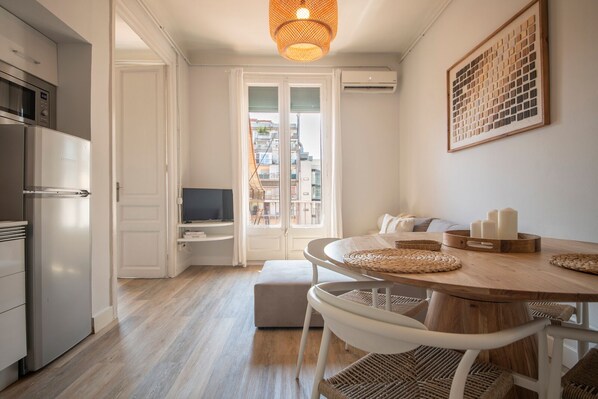 Interior - 3 Bedroom Apartment in Carrer Diputació YouStylish (Barcelona)