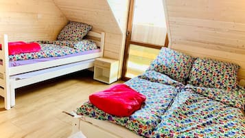 2 bedrooms, travel crib, free WiFi, bed sheets