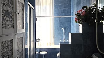 Dusche, Haartrockner, Bidet, Handtücher