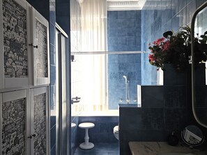 Dusche, Haartrockner, Bidet, Handtücher