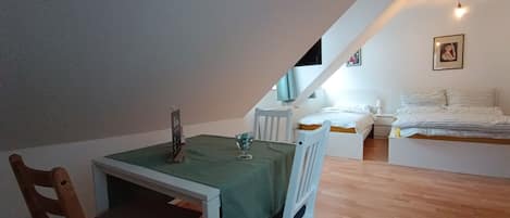 1 habitación, tabla de planchar con plancha, wifi gratis y ropa de cama