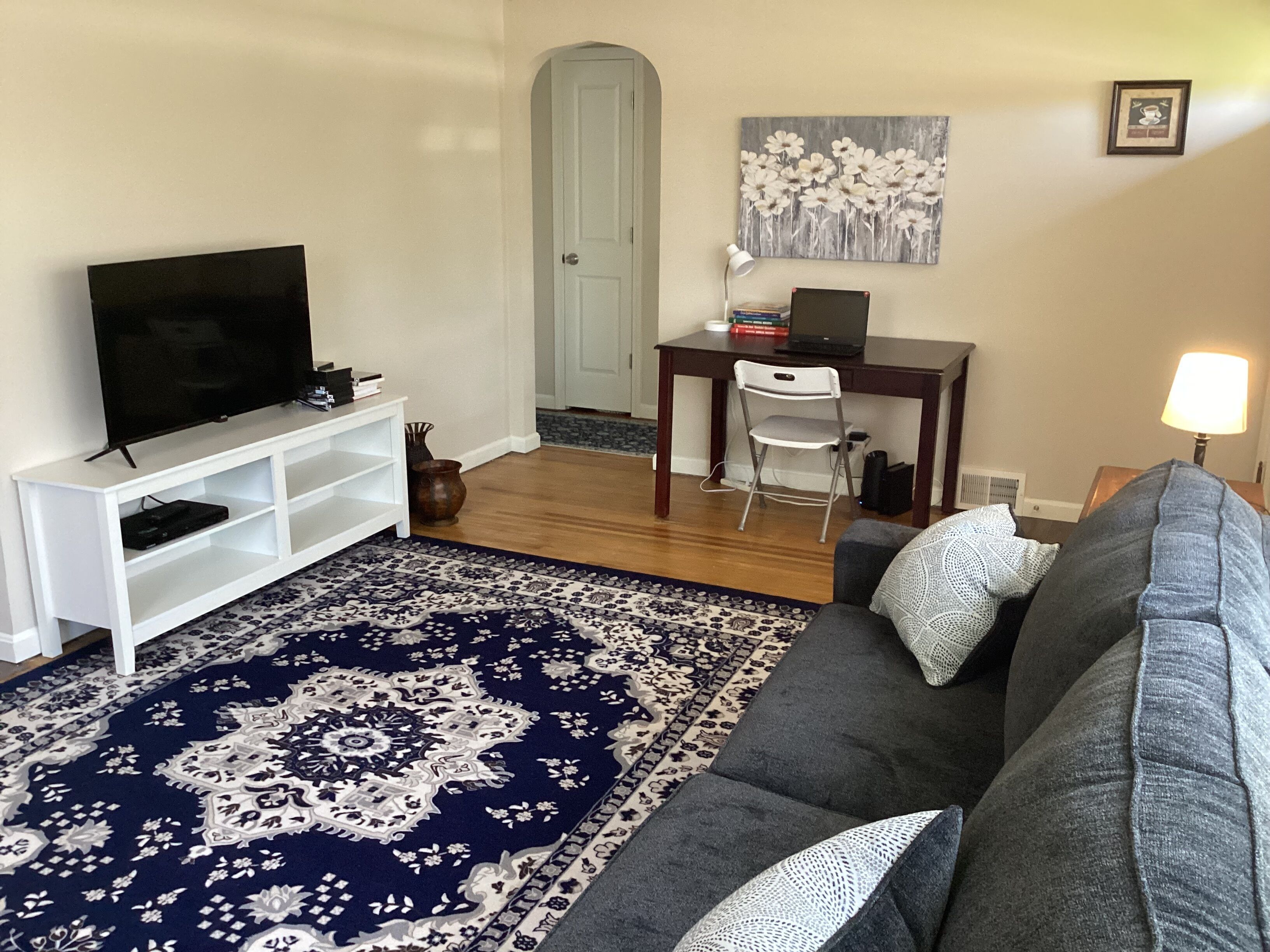 Entire 2 bedroom House with Living Room, close to all...Sleeps 6.