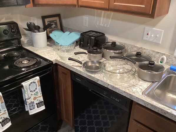 Fridge, microwave, oven, stovetop - Entire 2 bedroom House with Living Room, close to all...Sleeps 6. (Evansville)