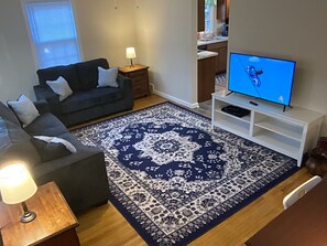 Smart TV, DVD player - Entire 2 bedroom House with Living Room, close to all...Sleeps 6. (Evansville)