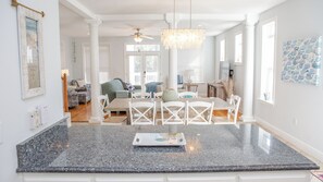 Maison, plusieurs lits, patio, vue jardin (Frankly Beach'n) | Cuisine privée | Cafetière/bouilloire