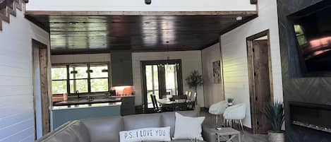 Smart TV y chimenea