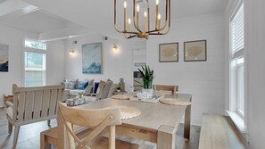Hus, flere senger, terrasse, hageutsikt (Soul Shine) | Spiseområde på rommet