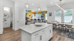 Hus - flera sängar - uteplats - utsikt mot trädgården (Sea La Vie in Miramar Beach) | Eget kök | Kylskåp, mikrovågsugn, ugn och spishäll