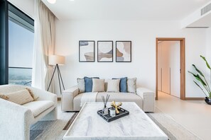 Ein modernes Wohnzimmer mit Sofa, Couchtisch und einem Kunstwerk an der Wand.