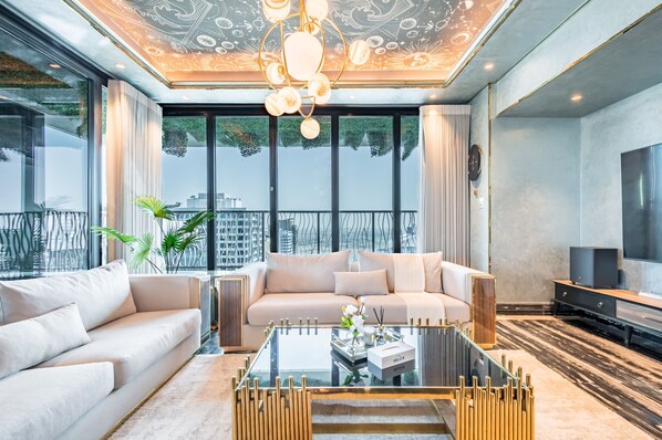 TV - Luxurious 3BR with Assistant Room at MBL Residence in Jumeirah Lake Tower by Deluxe Holiday Homes (Dubai)