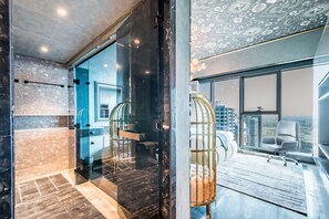 Regadera, amenidades de baño gratuitas, secadora de cabello, toallas 