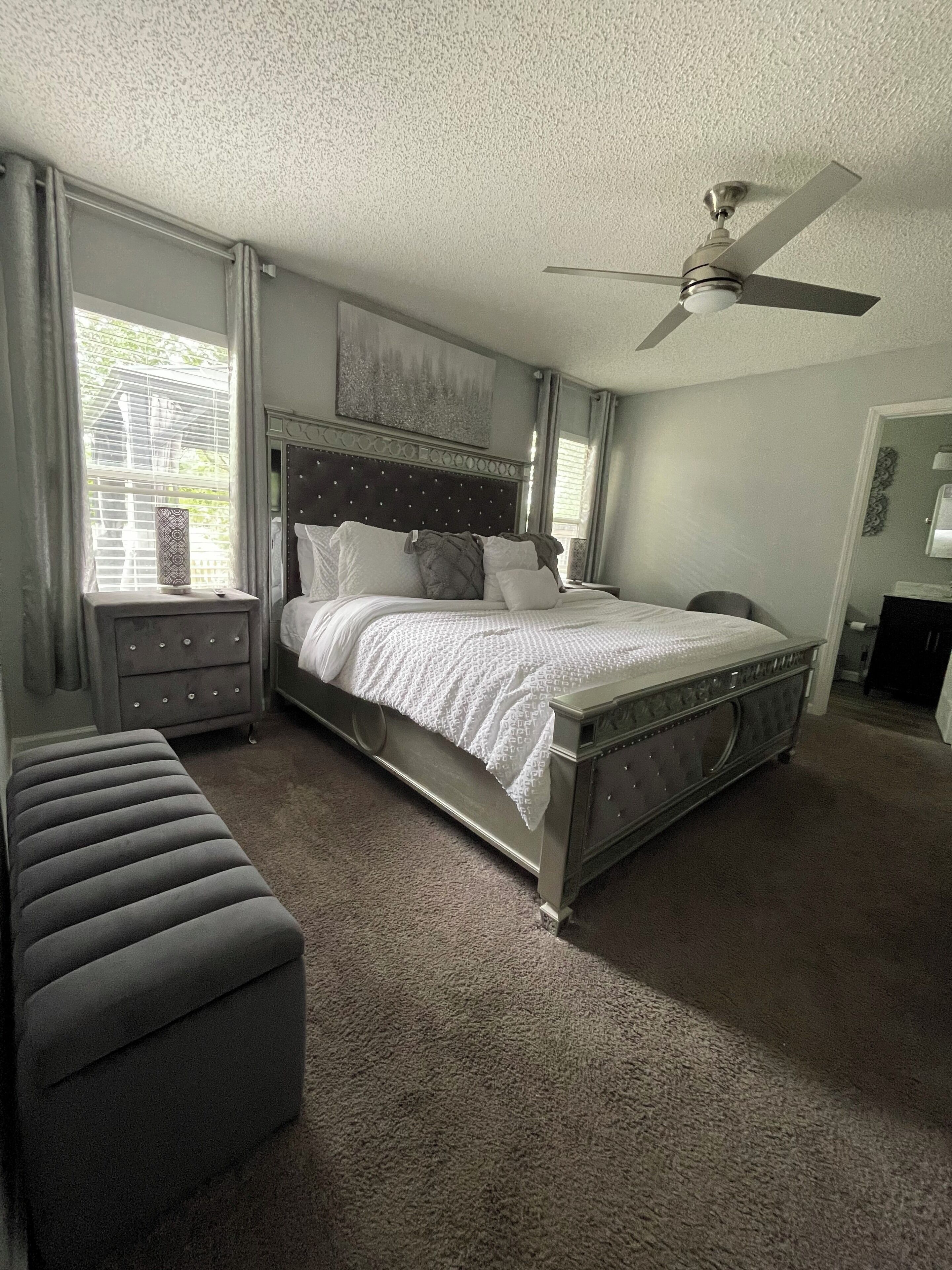 3 室のベッドルーム、セーフティボックス (室内)、デスク、アイロン / アイロン台