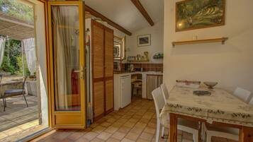 Réfrigérateur, micro-ondes, cafetiÚre/bouilloire, bouilloire électrique