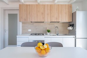 Réfrigérateur, four, plaque de cuisson, cafetière/bouilloire