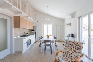 Kühlschrank, Ofen, Herdplatte, Wasserkocher mit Kaffee-/Teezubehör