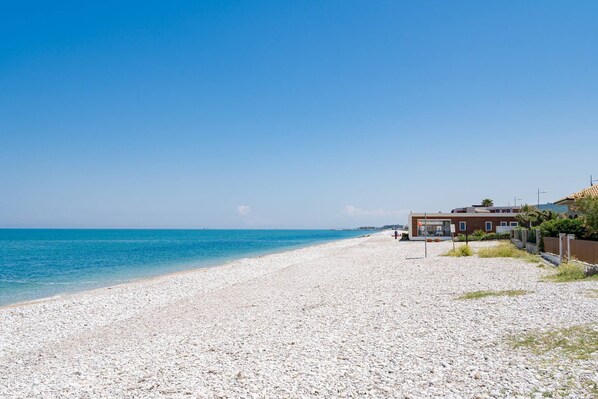 På stranden