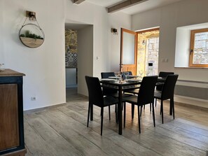 Dining - Belle Maison en Pierre 8 Pers. Avec Spa, Bien Située en Ardèche Méridionale (Fons)