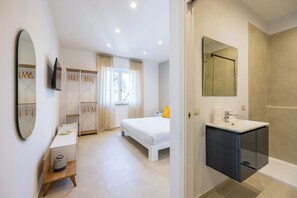 ห้องคลาสสิกดับเบิลหรือทวิน | ห้องน้ำ | ไดร์เป่าผม, โถสุขภัณฑ์แบบบิเดท์, ผ้าเช็ดตัว, สบู่