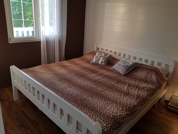 2 bedrooms, iron/ironing board, bed sheets