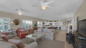 Appartamento, letti multipli, balcone, vista oceano (Seagrove By The Sea IIC) | Area soggiorno