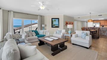 Condo, varias camas, balcón, vista al océano (Sago Sands 402) | Área de sala de estar