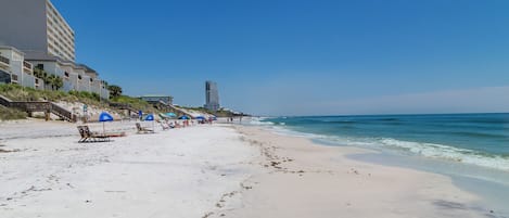 På stranden