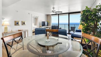 Apartment, Mehrere Betten, Balkon, Meerblick (One Seagrove Place 607) | Wohnbereich | Kamin