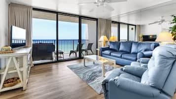 Apartment, Mehrere Betten, Balkon, Meerblick (One Seagrove Place 607) | Wohnbereich | Kamin