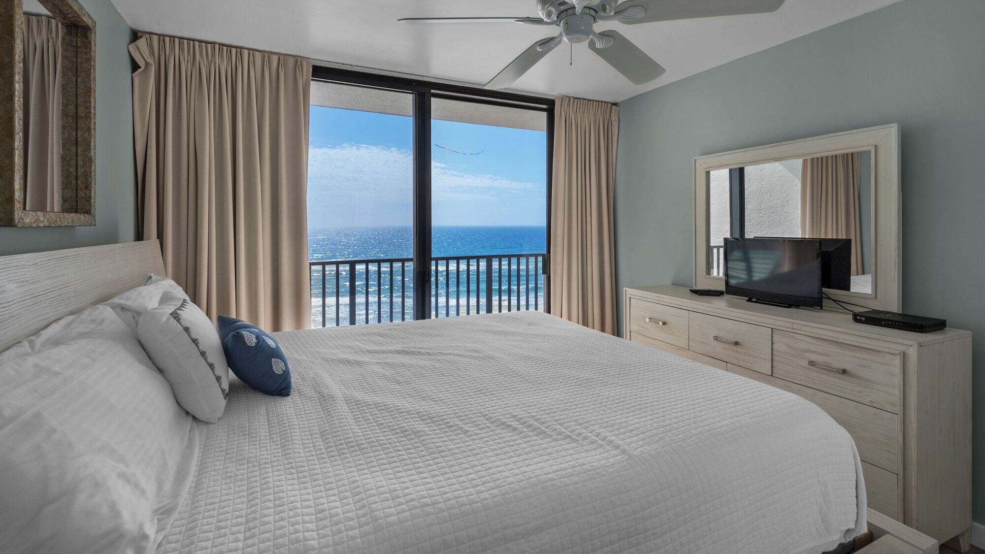 公寓式客房, 多张床, 阳台, 海洋景观 (One Seagrove Place 607) | 2 多间卧室、特色装修、特色家居、床单