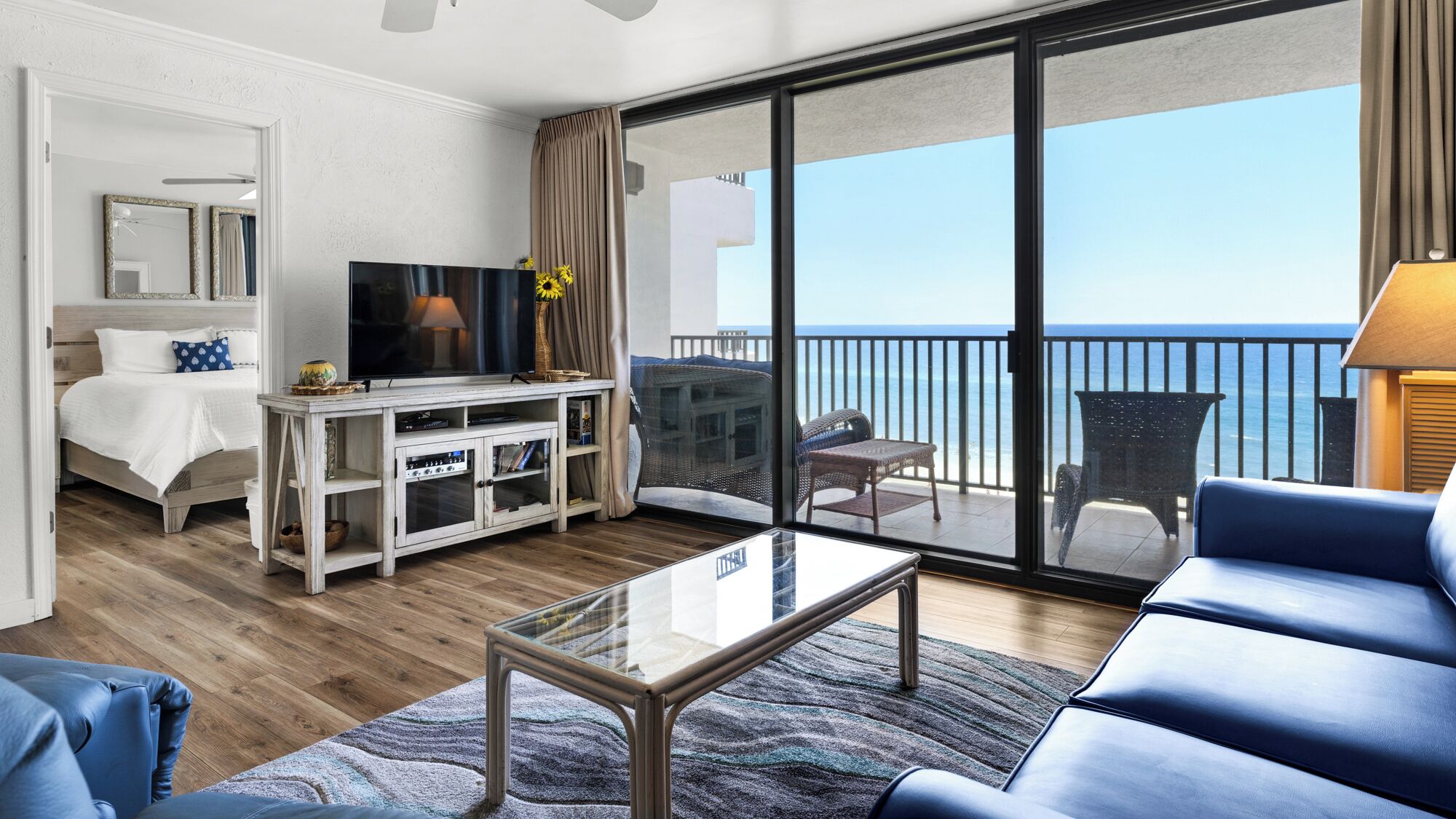 公寓式客房, 多张床, 阳台, 海洋景观 (One Seagrove Place 607) | 起居区 | 壁炉