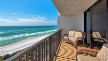 Condo, varias camas, balcón, vista al océano (One Seagrove Place 607) | Vista del balcón