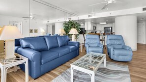 Appart'hôtel, plusieurs lits, balcon, vue océan (One Seagrove Place 607) | Coin séjour