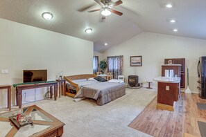 1 bedroom, desk, WiFi, bed sheets - Cozy Clearwater Apartment - Hike, Fish & Explore! (Clearwater)