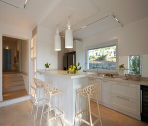 Fridge, microwave, oven, dishwasher - AMORE RENTALS - Resort Ravenna - The Villa with Private Swimming Pool, Hot Tub, Ideal for Events (Massa Lubrense)