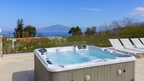 A hot tub with a view of the sea and a mountain in the background. - AMORE RENTALS - Resort Ravenna - The Villa with Private Swimming Pool, Hot Tub, Ideal for Events (Massa Lubrense)
