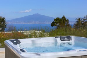 Outdoor spa tub - AMORE RENTALS - Resort Ravenna - The Villa with Private Swimming Pool, Hot Tub, Ideal for Events (Massa Lubrense)