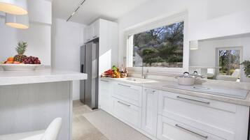 Frigorifero, microonde, forno, lavastoviglie