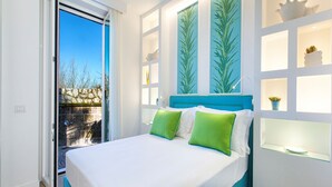 A bedroom with a bed, a window, and a wall with shelves. - AMORE RENTALS - Resort Ravenna - The Villa with Private Swimming Pool, Hot Tub, Ideal for Events (Massa Lubrense)