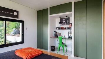 2 dormitorios, escritorio, tabla de planchar con plancha y wifi