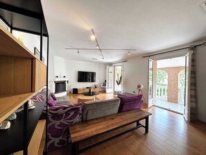 TV, fireplace