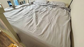 1 habitación, caja de seguridad en la habitación y escritorio