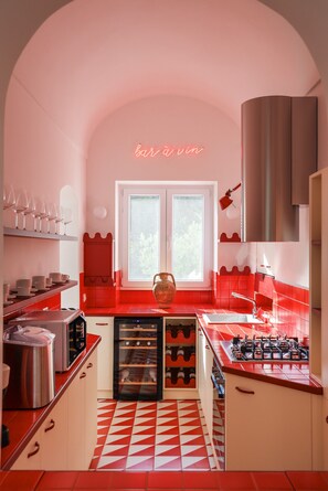 Fridge, microwave, oven, stovetop - AMORE RENTALS - Villa Olivella with Pool, Garden and Sea View (Anacapri)