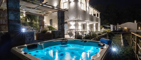 Outdoor spa tub