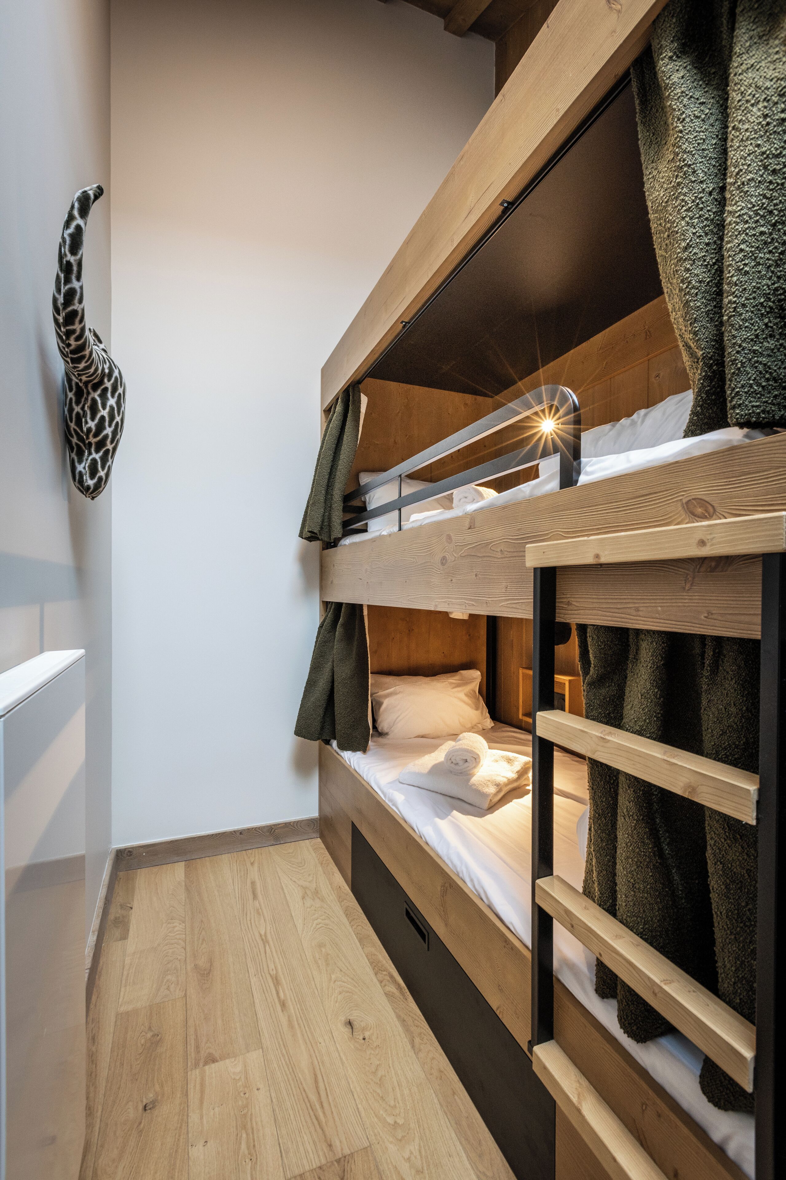 4 PIECES 2 CABINES 10-12 PERSONNES STANDARD | Free WiFi, bed sheets