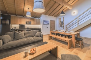 2 rooms 2 cabins 6 people | Living area | Flat-screen TV